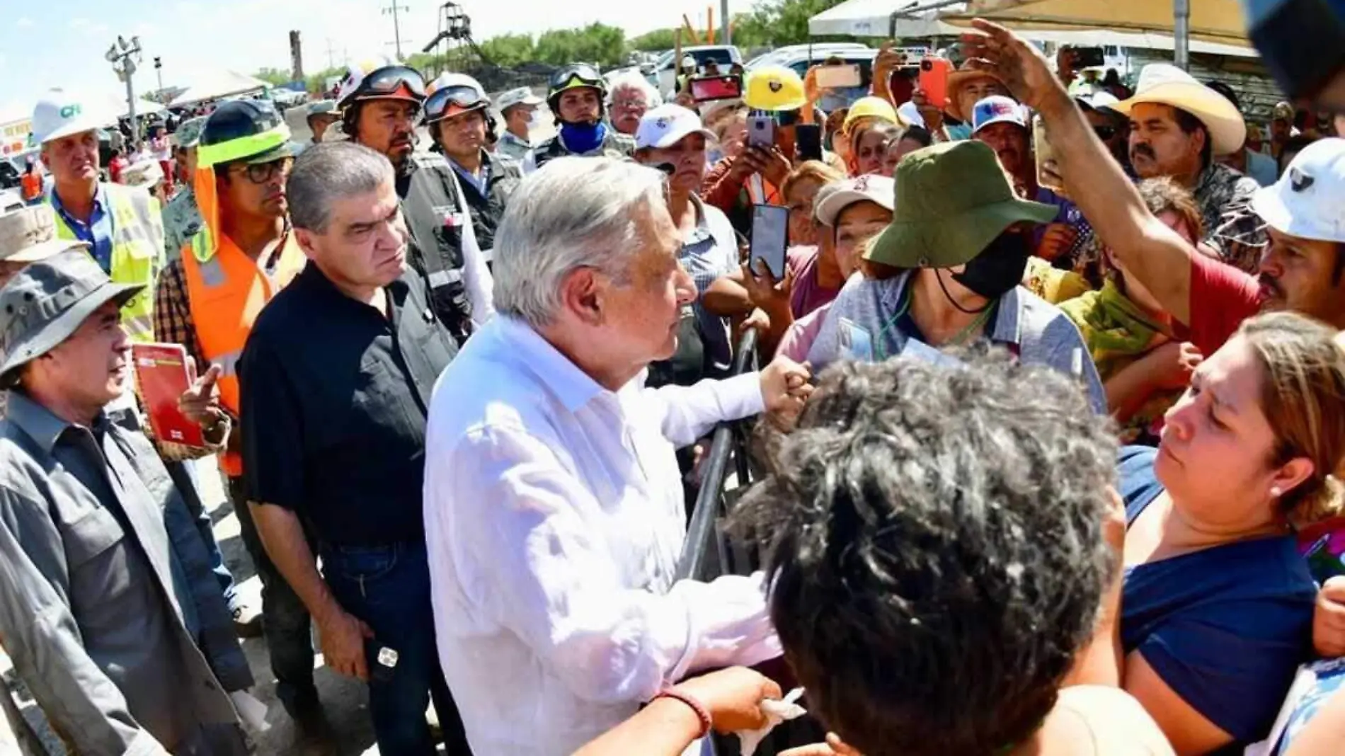 AMLO con familias de mineros en Sabinas Coahuila